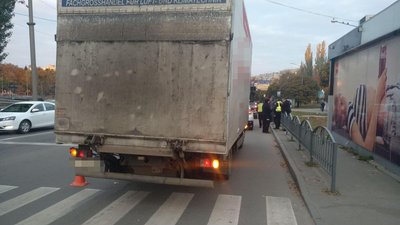 У Харкові вантажівка збила підлітка на пішохідному переході У Харкові вантажівка збила підлітка на пішохідному переході