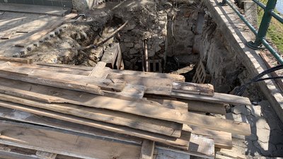 Провалля на площі Театральній в Ужгороді почали ремонтувати Провалля на площі Театральній в Ужгороді почали ремонтувати
