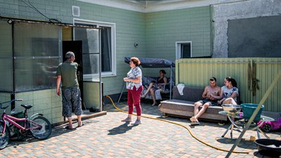 Жителі села в Одеській області відновлюють будинки після ракетної атаки Росії. Домівка родини Олександра Гліка та Олени Картиніної Жителі села в Одеській області відновлюють будинки після ракетної атаки Росії. Домівка родини Олександра Гліка та Олени Картиніної