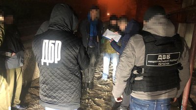 У Чернівцях затримали слідчого відділу поліції під час збуту наркотиків У Чернівцях затримали слідчого відділу поліції під час збуту наркотиків
