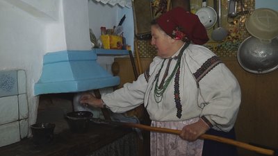 На Вінниччині усім селом у Чистий четвер випікають паски у глиняній печі На Вінниччині усім селом у Чистий четвер випікають паски у глиняній печі