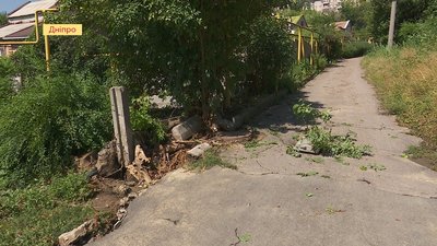 У Дніпрі рятувальники та комунальники продовжують ліквідовувати наслідки негоди У Дніпрі рятувальники та комунальники продовжують ліквідовувати наслідки негоди
