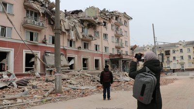 Готель "Україна" у центрі Чернігова після авіанальоту Готель "Україна" у центрі Чернігова після авіанальоту