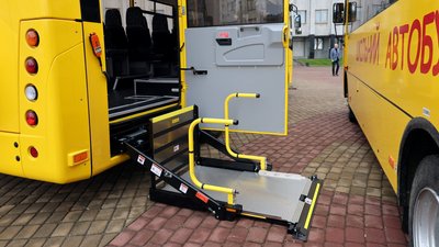 автобус для інклюзивних перевезень школярів
