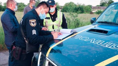 На Франківщині нетверезий водій пропонував поліцейським 200 доларів На Франківщині нетверезий водій пропонував поліцейським 200 доларів