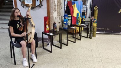 У Тернополі відкрили виставку, аби зібрати гроші на квартиру сім’ї загиблого бійця У Тернополі відкрили виставку, аби зібрати гроші на квартиру сім’ї загиблого бійця