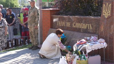 У Кропивницькому вшанували загиблих захисників і захисниць У Кропивницькому вшанували загиблих захисників і захисниць