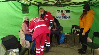 У Коломиї голодують бібліотекарі. Одній з протестувальниць знадобилася допомога медиків У Коломиї голодують бібліотекарі. Одній з протестувальниць знадобилася допомога медиків