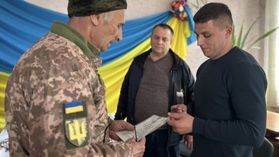 Нагородили військового, який повернувся з полону