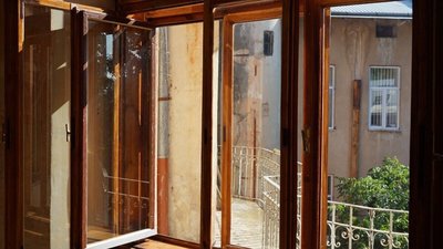 Відреставроване історичне вікно у будинку на вул. Коновальця