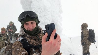 “Емоції зашкалюють, адреналин бурлить”. Як військові проходять гірську підготовку “Емоції зашкалюють, адреналин бурлить”. Як військові проходять гірську підготовку