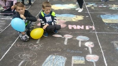 У Великому Глибочку на Тернопільщині діти створювали патріотичні малюнки на асфальті У Великому Глибочку на Тернопільщині діти створювали патріотичні малюнки на асфальті