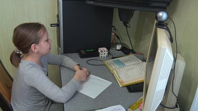 Українські телеканали з 21 березня продовжать трансляцію відеоуроків для школярів 5-11 класів