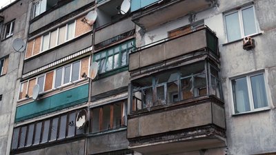 Через удар дрона у Семенівці на Чернігівщині пошкоджений фасад і вікна в пʼятиповерхівці
