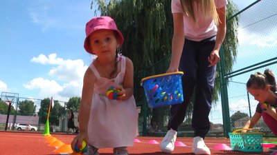 Спортивна естафета зацікавила найменших відвідувачів свята до Дня родини. Спортивна естафета зацікавила найменших відвідувачів свята до Дня родини.