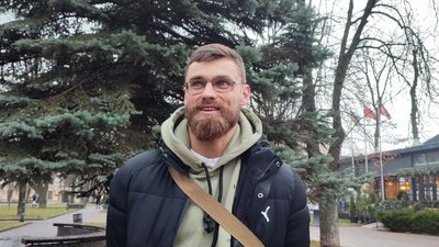 "Хочеться хоч чимось допомогти": штурмовик з Вінниччини, який на війні втратив ногу, возить допомогу побратимам на фронт "Хочеться хоч чимось допомогти": штурмовик з Вінниччини, який на війні втратив ногу, возить допомогу побратимам на фронт