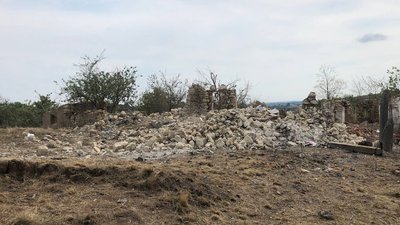 Жителі села на Миколаївщині відновлюють будинки, пошкоджені збитими російськими ракетами Жителі села на Миколаївщині відновлюють будинки, пошкоджені збитими російськими ракетами