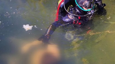 Рятувальник витягує з озера потопельника