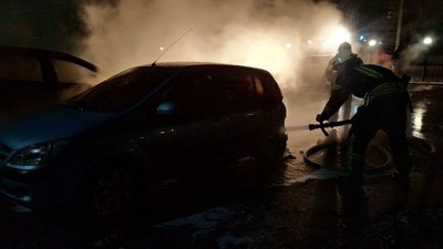 У Харкові на парковці горіли дві машини: рятувальники лізли через паркан