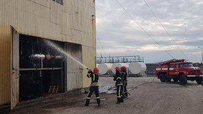 На Миколаївщині горіло промислове приміщення олійноекстракційного заводу