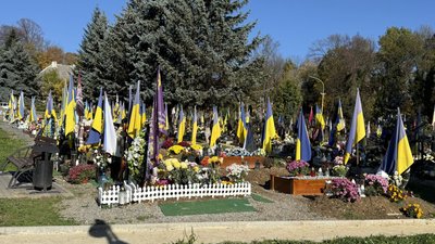 "Головне згадати і пам'ятати про них": як готуються ужгородці до пам’яті померлих "Головне згадати і пам'ятати про них": як готуються ужгородці до пам’яті померлих