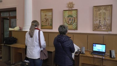 У Франківську відкрили виставку ікон, картини та головних уборів із соломи