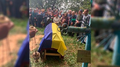 На Чернігівщині попрощалися із бійцем, який загинув на Донеччині На Чернігівщині попрощалися із бійцем, який загинув на Донеччині