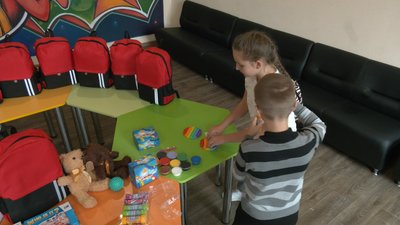 Емоційна підтримка для наймолодших: черкаські школи отримали антистресові наплічники