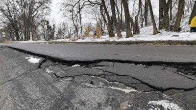 "Дорога валиться": на Червоному Шляху у Полтаві перекриють рух на дорозі "Дорога валиться": на Червоному Шляху у Полтаві перекриють рух на дорозі