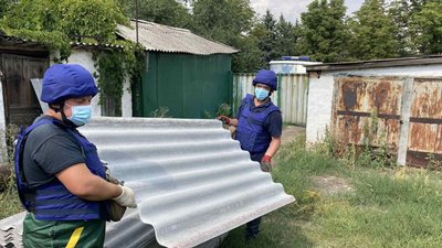 Черкаські рятувальники відновлюють обстіляні будинки в зоні ООС
