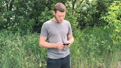 Назар Січкоріз, пілот агродрона налаштовує параметри Назар Січкоріз, пілот агродрона налаштовує параметри