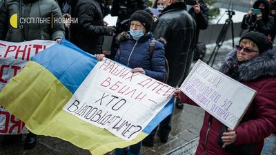 "Наших дітей привозять з тавром "самогубці": батьки загиблих під час служби солдатів приїхали під ОП "Наших дітей привозять з тавром "самогубці": батьки загиблих під час служби солдатів приїхали під ОП