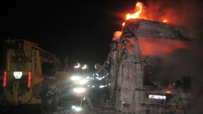На Хмельниччині у новорічну ніч рятувальники ліквідували пожежу двох вантажівок