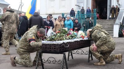 У Глухові попрощалися з добровольцем Олександром Васильченком У Глухові попрощалися з добровольцем Олександром Васильченком