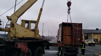 На Черкащині під причеп вантажівки влетів легковик. Є загиблі На Черкащині під причеп вантажівки влетів легковик. Є загиблі