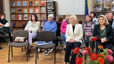 Учасники відкриття виставки картин переселенців Учасники відкриття виставки картин переселенців