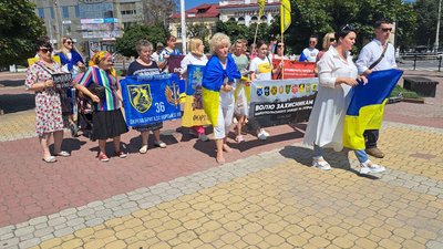 Учасники акції "Поверніть Героїв додому" пройшли центральною вулицею обласного центру. Вони вигукували патріотичні гасла. 4 серпня 2023. Учасники акції "Поверніть Героїв додому" пройшли центральною вулицею обласного центру. Вони вигукували патріотичні гасла. 4 серпня 2023.