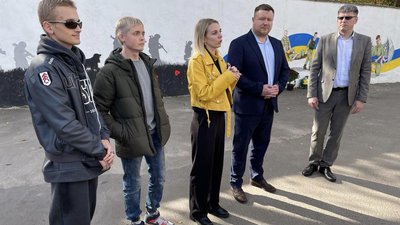 На території лікарні на Волині намалювали патріотичний стінопис На території лікарні на Волині намалювали патріотичний стінопис