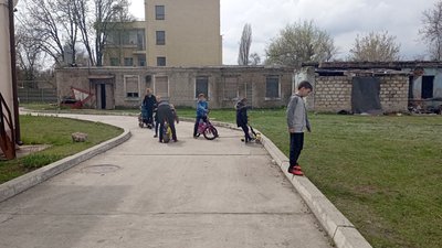 Жили у бомбосховищі 21 день. Історія тих, хто евакуювався на Дніпропетровщину з маріупольського будинку матері та дитини