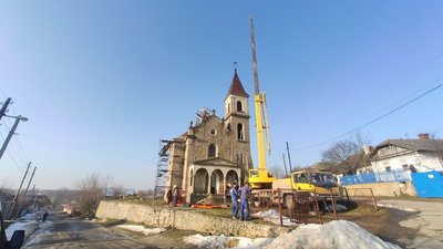 На Тернопільщині ремонтують дах костелу На Тернопільщині ремонтують дах костелу