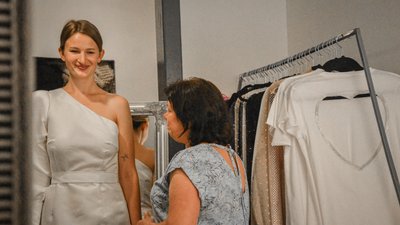 В Одесі дизайнерка безкоштовно створила сукню для нареченої військовго В Одесі дизайнерка безкоштовно створила сукню для нареченої військовго