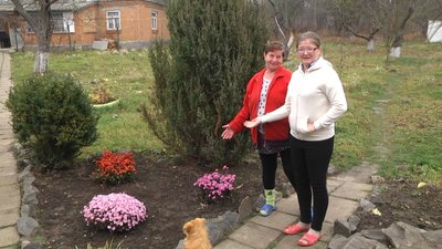 Ірина та Оксана з Херсонщини висадили на Хмельниччині квіти, які вже зацвіли. 10 листопада 2022 рік Ірина та Оксана з Херсонщини висадили на Хмельниччині квіти, які вже зацвіли. 10 листопада 2022 рік