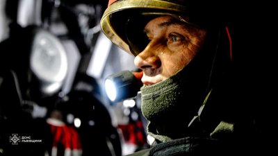 Рятувальник на місці пожежі