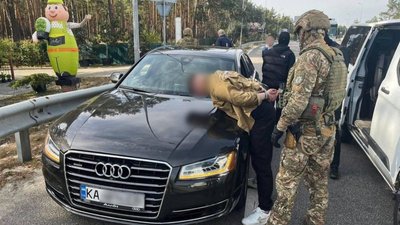 Ошукав матір загиблого захисника на 6,6 млн грн: чоловіка засудили до 8 років ув’язнення