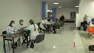 Полтавці роблять щеплдення від коронавірусу у ТРЦ "Київ" Полтавці роблять щеплдення від коронавірусу у ТРЦ "Київ"