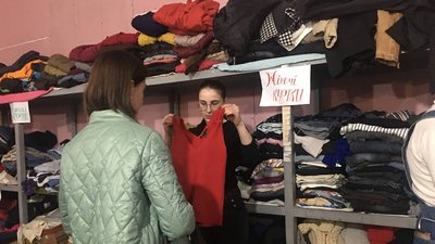 "Взуття, одяг, продукти". Як працює пункт допомоги для переселенців у Вінниці