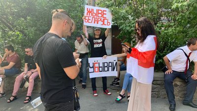 "Живе Білорусь!" У Києві білоруси стоять у черзі, щоб проголосувати на виборах "Живе Білорусь!" У Києві білоруси стоять у черзі, щоб проголосувати на виборах