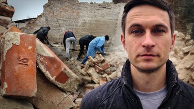 Волонтери у Харкові рятують 150-річну цеглу з розбитої авіаударом історичної будівлі