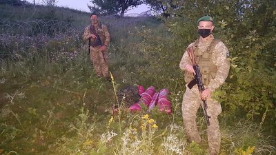 На Харківщині контрабандист викинув товар зі своїми документами та номером телефону