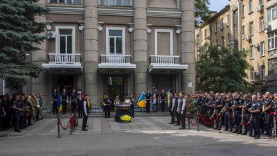 В Одесі попрощались з поліцейським, який загинув на війні В Одесі попрощались з поліцейським, який загинув на війні